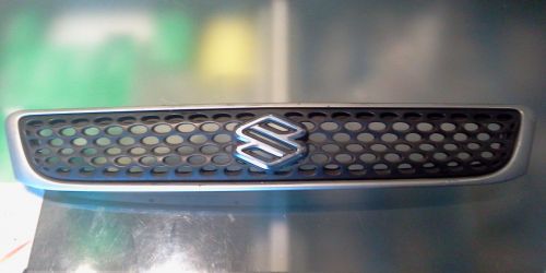 2000-2003 Suzuki Swift Motorháztető hűtőrács / díszrács, kerettel, emblémával A keret ezüst színű. 6000Ft